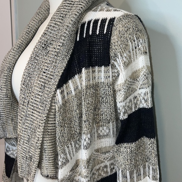 Women’s Charlotte Russe Sweater Cardigan - Picture 5 of 6